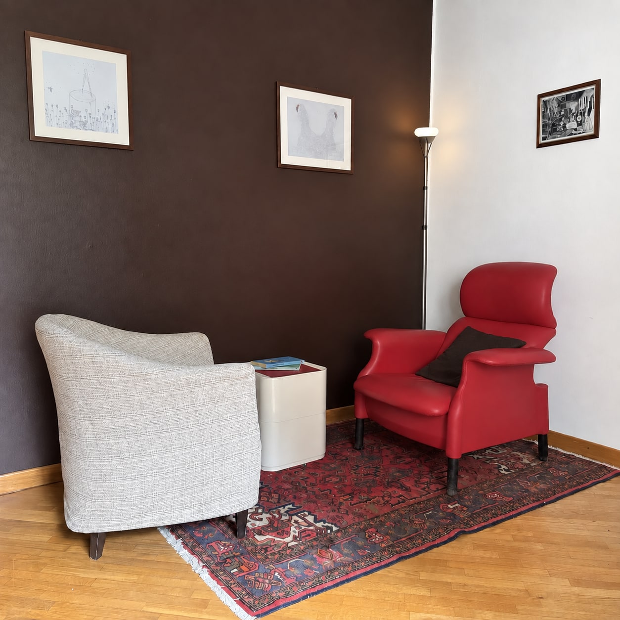 Le due poltrone e il tavolino nella zona dei colloqui dello studio di Daniele Colombo a Milano