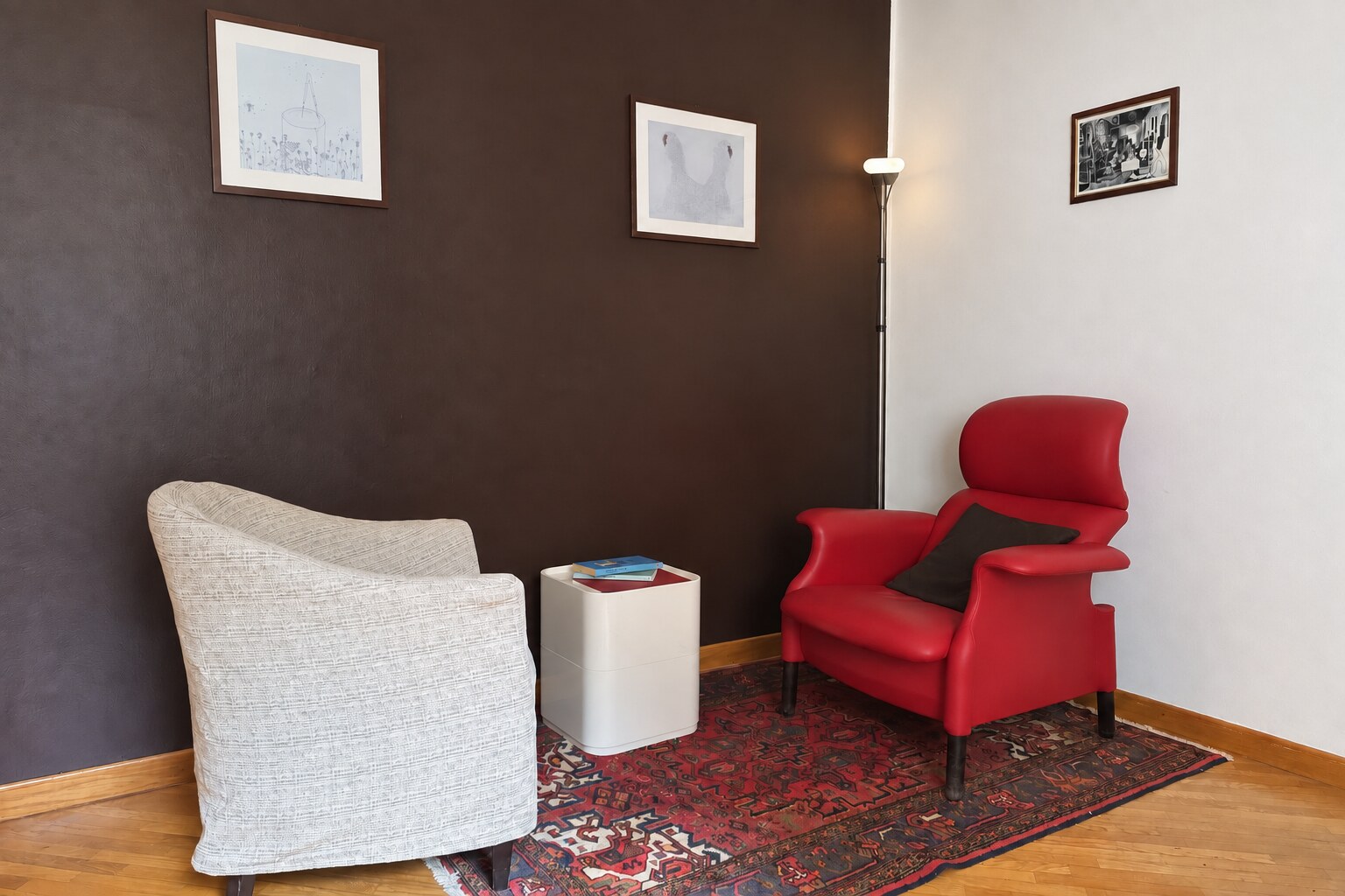 Le due poltrone nello studio di psicoterapia di Daniele Colombo a Milano
